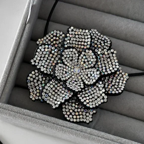 Floral Rhinestone wrap Necklace - Picture 2 of 5